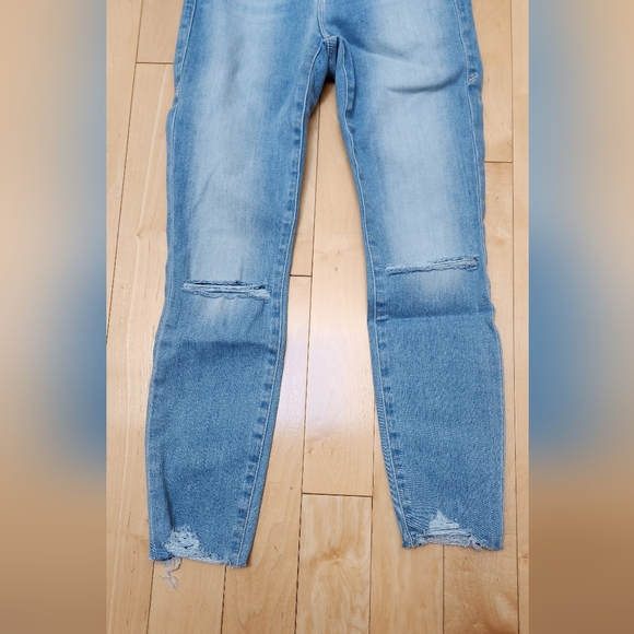 Good American Jeans - Picture 8 of 17